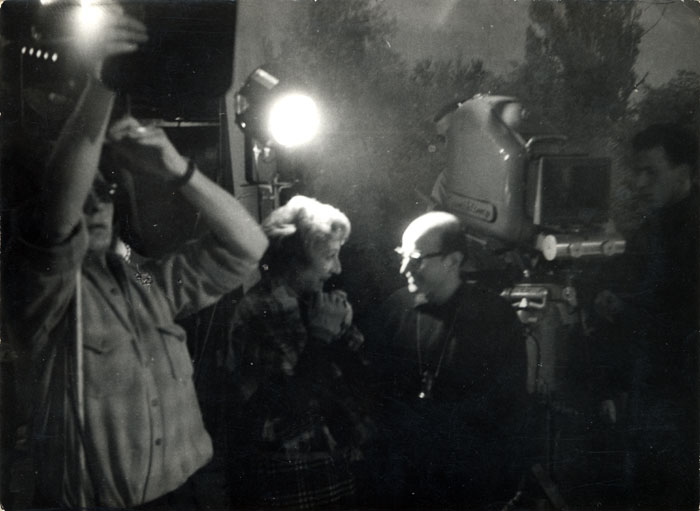 &nbsp;&nbsp;Ο&nbsp;Θόδωρος&nbsp;Αγγελόπουλος&nbsp;με&nbsp;συμφοιτητές&nbsp;του&nbsp;κατά&nbsp;τη&nbsp;διάρκεια&nbsp;γυρισμάτων&nbsp;στο&nbsp;Παρίσι,&nbsp;196...