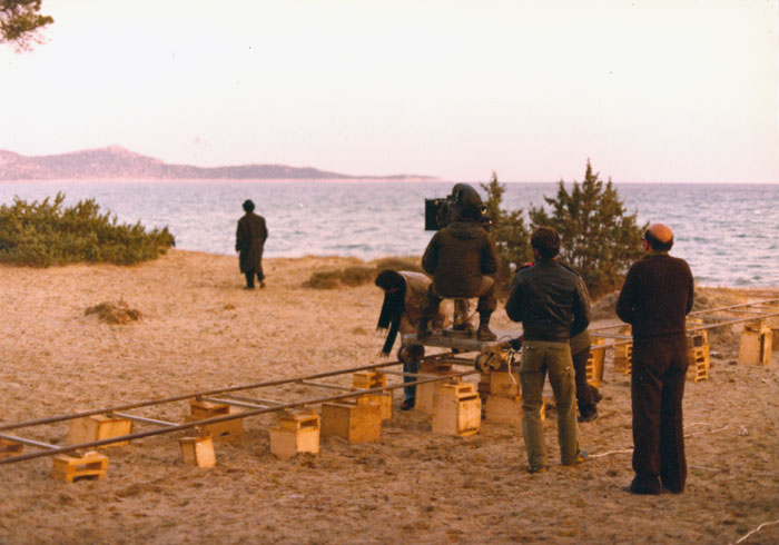 &nbsp;Theo&nbsp;Angelopoulos&nbsp;und&nbsp;Mitarbeitende&nbsp;während&nbsp;der&nbsp;Dreharbeiten&nbsp;zum&nbsp;Film&nbsp;«Die&nbsp;Wanderschauspieler»,&nbsp;1974.
