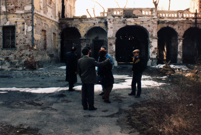&nbsp;Theo&nbsp;Angelopoulos&nbsp;und&nbsp;Mitarbeitende&nbsp;während&nbsp;der&nbsp;Dreharbeiten&nbsp;zum&nbsp;Film&nbsp;«Der&nbsp;Blick&nbsp;des&nbsp;Odysseus»,&nbsp;1995.