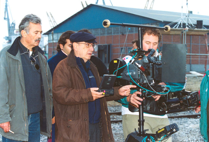 &nbsp;Theo&nbsp;Angelopoulos&nbsp;und&nbsp;Mitarbeitende&nbsp;während&nbsp;der&nbsp;Dreharbeiten&nbsp;zum&nbsp;Film&nbsp;«Eleni&nbsp;-&nbsp;die&nbsp;Erde&nbsp;weint»,&nbsp;2004