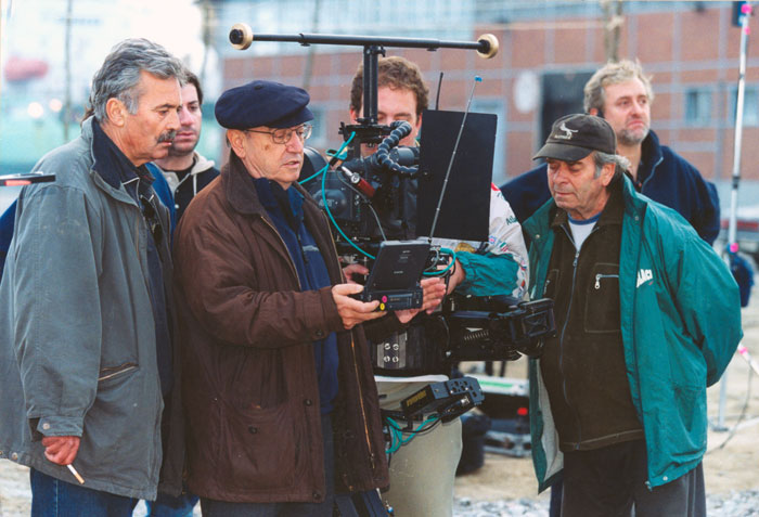 &nbsp;Theo&nbsp;Angelopoulos&nbsp;und&nbsp;Mitarbeitende&nbsp;während&nbsp;der&nbsp;Dreharbeiten&nbsp;zum&nbsp;Film&nbsp;«Eleni&nbsp;-&nbsp;die&nbsp;Erde&nbsp;weint»,&nbsp;2004