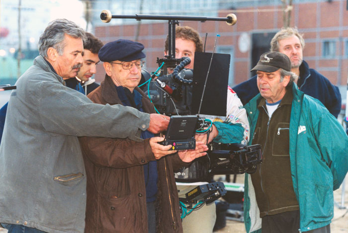 &nbsp;Theo&nbsp;Angelopoulos&nbsp;und&nbsp;Mitarbeitende&nbsp;während&nbsp;der&nbsp;Dreharbeiten&nbsp;zum&nbsp;Film&nbsp;«Eleni&nbsp;-&nbsp;die&nbsp;Erde&nbsp;weint»,&nbsp;2004