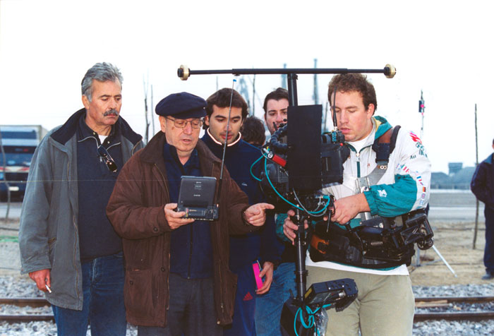 &nbsp;Theo&nbsp;Angelopoulos&nbsp;und&nbsp;Mitarbeitende&nbsp;während&nbsp;der&nbsp;Dreharbeiten&nbsp;zum&nbsp;Film&nbsp;«Eleni&nbsp;-&nbsp;die&nbsp;Erde&nbsp;weint»,&nbsp;2004