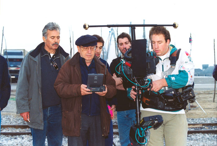 &nbsp;Theo&nbsp;Angelopoulos&nbsp;und&nbsp;Mitarbeitende&nbsp;während&nbsp;der&nbsp;Dreharbeiten&nbsp;zum&nbsp;Film&nbsp;«Eleni&nbsp;-&nbsp;die&nbsp;Erde&nbsp;weint»,&nbsp;2004
