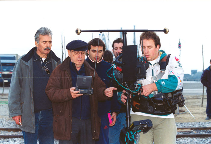 &nbsp;Theo&nbsp;Angelopoulos&nbsp;und&nbsp;Mitarbeitende&nbsp;während&nbsp;der&nbsp;Dreharbeiten&nbsp;zum&nbsp;Film&nbsp;«Eleni&nbsp;-&nbsp;die&nbsp;Erde&nbsp;weint»,&nbsp;2004