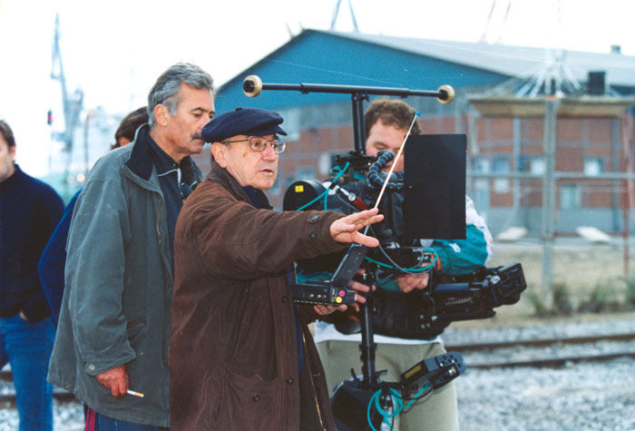 &nbsp;Theo&nbsp;Angelopoulos&nbsp;und&nbsp;Mitarbeitende&nbsp;während&nbsp;der&nbsp;Dreharbeiten&nbsp;zum&nbsp;Film&nbsp;«Eleni&nbsp;-&nbsp;die&nbsp;Erde&nbsp;weint»,&nbsp;2004