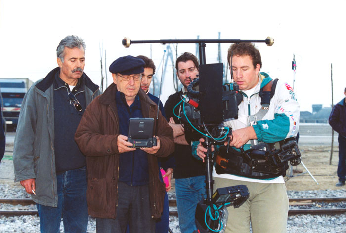 &nbsp;Theo&nbsp;Angelopoulos&nbsp;und&nbsp;Mitarbeitende&nbsp;während&nbsp;der&nbsp;Dreharbeiten&nbsp;zum&nbsp;Film&nbsp;«Eleni&nbsp;-&nbsp;die&nbsp;Erde&nbsp;weint»,&nbsp;2004
