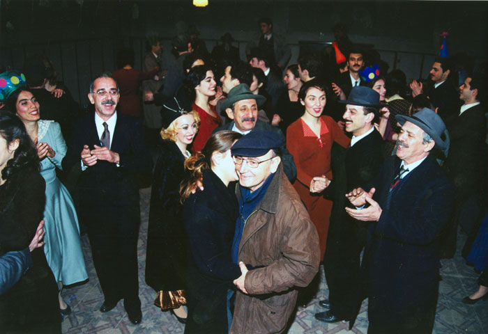 &nbsp;Theo&nbsp;Angelopoulos&nbsp;und&nbsp;Mitarbeitende&nbsp;während&nbsp;der&nbsp;Dreharbeiten&nbsp;zum&nbsp;Film&nbsp;«Eleni&nbsp;-&nbsp;die&nbsp;Erde&nbsp;weint»,&nbsp;2004