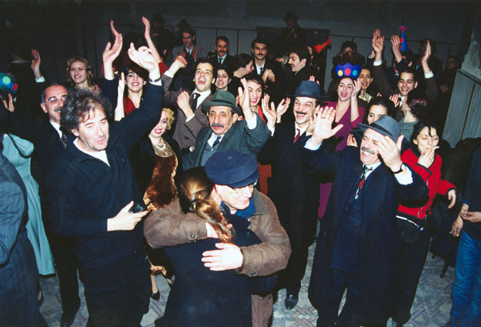 &nbsp;Theo&nbsp;Angelopoulos&nbsp;und&nbsp;Mitarbeitende&nbsp;während&nbsp;der&nbsp;Dreharbeiten&nbsp;zum&nbsp;Film&nbsp;«Eleni&nbsp;-&nbsp;die&nbsp;Erde&nbsp;weint»,&nbsp;2004