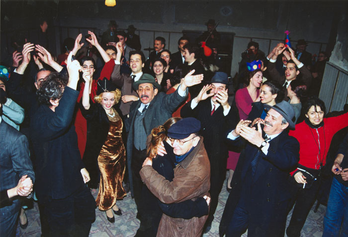 &nbsp;Theo&nbsp;Angelopoulos&nbsp;und&nbsp;Mitarbeitende&nbsp;während&nbsp;der&nbsp;Dreharbeiten&nbsp;zum&nbsp;Film&nbsp;«Eleni&nbsp;-&nbsp;die&nbsp;Erde&nbsp;weint»,&nbsp;2004