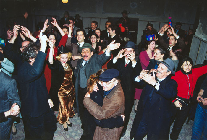 &nbsp;Theo&nbsp;Angelopoulos&nbsp;und&nbsp;Mitarbeitende&nbsp;während&nbsp;der&nbsp;Dreharbeiten&nbsp;zum&nbsp;Film&nbsp;«Eleni&nbsp;-&nbsp;die&nbsp;Erde&nbsp;weint»,&nbsp;2004