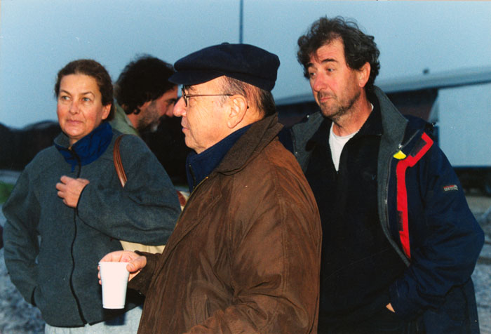 &nbsp;Theo&nbsp;Angelopoulos,&nbsp;Phoebe&nbsp;Economopoulou&nbsp;und&nbsp;Mitarbeitende&nbsp;während&nbsp;der&nbsp;Dreharbeiten&nbsp;zum&nbsp;Film&nbsp;«Eleni&nbsp;-&nbsp;die&nbsp;Erde&nbsp;weint»,&nbsp;2004
