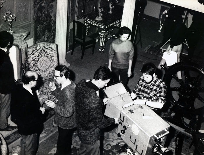 &nbsp;&nbsp;Γυρίσματα&nbsp;ταινίας&nbsp;στην&nbsp;I.D.H.E.C.&nbsp;κατά&nbsp;τη&nbsp;διάρκεια&nbsp;των&nbsp;φοιτητικών&nbsp;χρόνων&nbsp;του&nbsp;Θόδωρου&nbsp;Αγγελόπουλου,&nbsp;1962