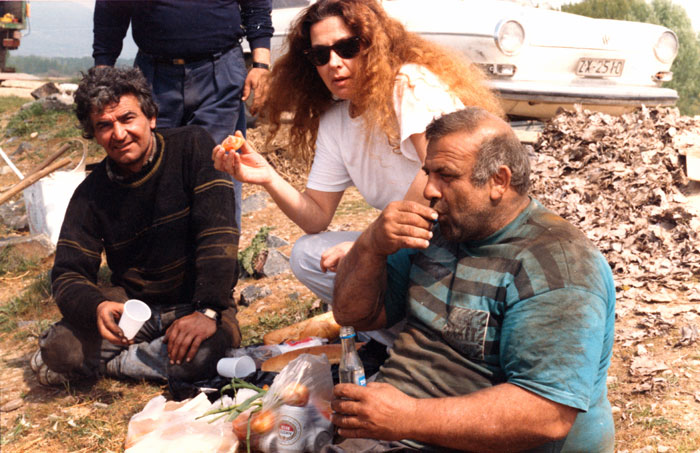 &nbsp;&nbsp;Η&nbsp;Φοίβη&nbsp;Οικονομοπούλου&nbsp;με&nbsp;συνεργάτες&nbsp;κατά&nbsp;τη&nbsp;διάρκεια&nbsp;διαλείμματος&nbsp;&nbsp;από&nbsp;τα&nbsp;γυρίσματα&nbsp;της&nbsp;ταινίας&nbsp;«Το&nbsp;μετέωρο&nbsp;βήμα&nbsp;του&nbsp;πελαργού»&nbsp;(;),&nbsp;1991(;)