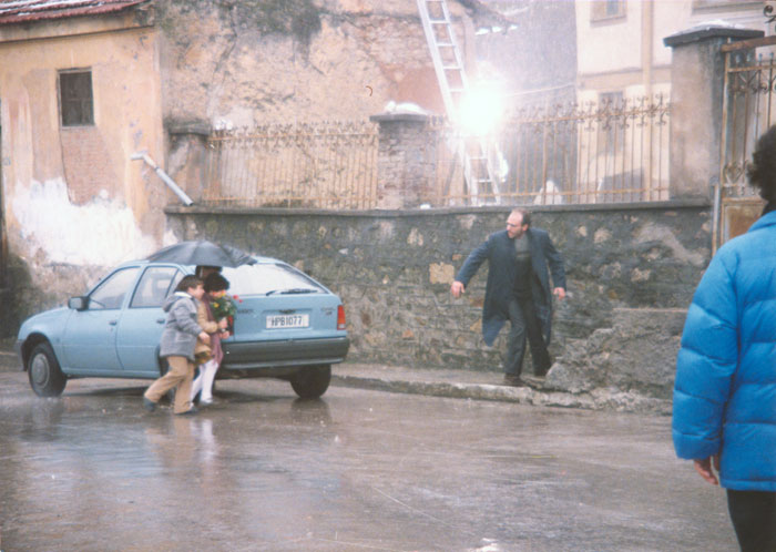 Theo&nbsp;Angelopoulos&nbsp;und&nbsp;Mitarbeitende&nbsp;während&nbsp;der&nbsp;Dreharbeiten&nbsp;zum&nbsp;Film&nbsp;«Die&nbsp;Ewigkeit&nbsp;und&nbsp;ein&nbsp;Tag»,&nbsp;1998