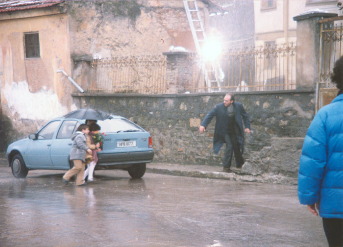 Theo&nbsp;Angelopoulos&nbsp;und&nbsp;Mitarbeitende&nbsp;während&nbsp;der&nbsp;Dreharbeiten&nbsp;zum&nbsp;Film&nbsp;«Die&nbsp;Ewigkeit&nbsp;und&nbsp;ein&nbsp;Tag»,&nbsp;1998