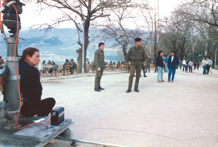 Phoebe&nbsp;Economopoulou&nbsp;und&nbsp;Mitarbeitende&nbsp;während&nbsp;der&nbsp;Dreharbeiten&nbsp;zum&nbsp;Film&nbsp;«Der&nbsp;schwebende&nbsp;Schritt&nbsp;des&nbsp;Storches»,&nbsp;1991