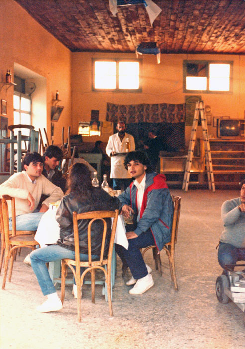 &nbsp;&nbsp;Ηθοποιοί&nbsp;σε&nbsp;διάλειμμα&nbsp;κατά&nbsp;τη&nbsp;διάρκεια&nbsp;γυρισμάτων&nbsp;της&nbsp;ταινίας&nbsp;«Ο&nbsp;μελισσοκόμος»,&nbsp;1986