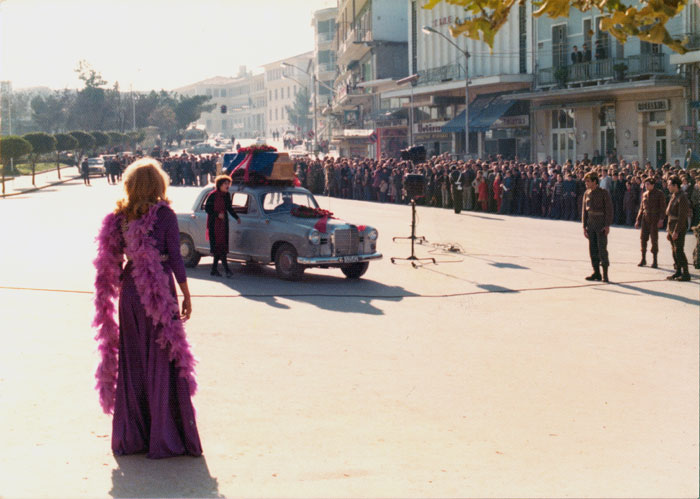 &nbsp;&nbsp;Η&nbsp;...,&nbsp;η&nbsp;Μαίρη&nbsp;Χρονοπούλου&nbsp;και&nbsp;κάποιοι&nbsp;κομπάρσοι&nbsp;κατά&nbsp;τη&nbsp;διάρκεια&nbsp;των&nbsp;γυρισμάτων&nbsp;της&nbsp;ταινίας&nbsp;«Οι&nbsp;κυνηγοί»,&nbsp;1977