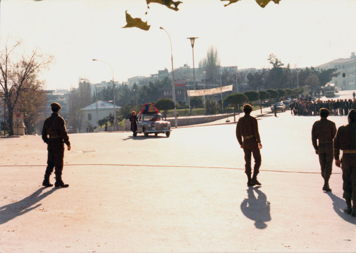&nbsp;&nbsp;Η&nbsp;...και&nbsp;κάποιοι&nbsp;κομπάρσοι&nbsp;κατά&nbsp;τη&nbsp;διάρκεια&nbsp;των&nbsp;γυρισμάτων&nbsp;της&nbsp;ταινίας&nbsp;«Οι&nbsp;κυνηγοί»,&nbsp;1977