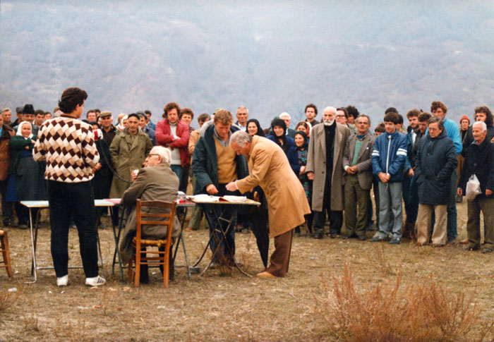 &nbsp;&nbsp;Ο&nbsp;Μάνος&nbsp;Κατράκη&nbsp;και&nbsp;άλλοι&nbsp;ηθοποιοί&nbsp;και&nbsp;κομπάρσοι&nbsp;κατά&nbsp;τη&nbsp;διάρκεια&nbsp;των&nbsp;γυρισμάτων&nbsp;της&nbsp;ταινίας&nbsp;«Ταξίδι&nbsp;στα&nbsp;Κύθηρα»,&nbsp;1983