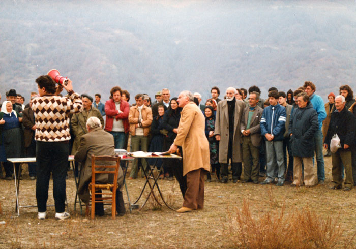 &nbsp;&nbsp;Ο&nbsp;Μάνος&nbsp;Κατράκη&nbsp;και&nbsp;άλλοι&nbsp;ηθοποιοί&nbsp;και&nbsp;κομπάρσοι&nbsp;κατά&nbsp;τη&nbsp;διάρκεια&nbsp;των&nbsp;γυρισμάτων&nbsp;της&nbsp;ταινίας&nbsp;«Ταξίδι&nbsp;στα&nbsp;Κύθηρα»,&nbsp;1983