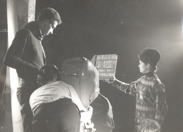 &nbsp;&nbsp;Συμφοιτητές&nbsp;και&nbsp;βοηθοί&nbsp;του&nbsp;Θόδωρου&nbsp;Αγγελόπουλου&nbsp;κατά&nbsp;τη&nbsp;διάρκεια&nbsp;γυρισμάτων&nbsp;ταινίας&nbsp;του&nbsp;ίδιου&nbsp;στην&nbsp;I.D.H.E.C.,&nbsp;196...