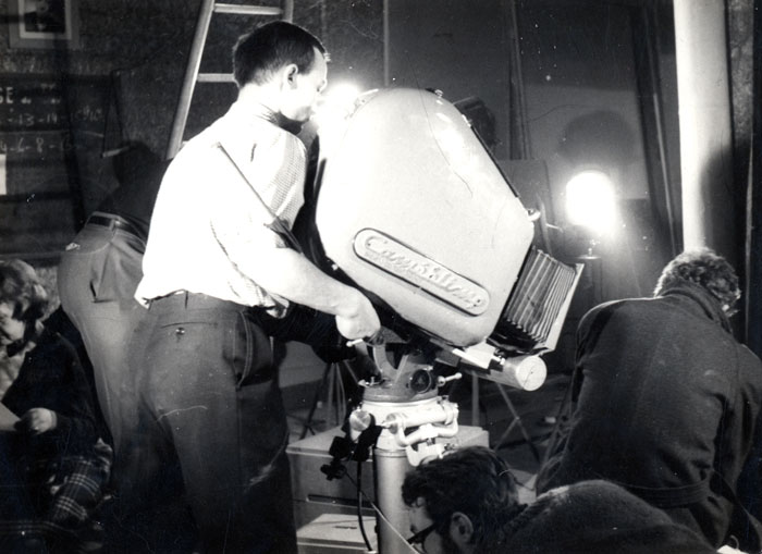 &nbsp;&nbsp;Συμφοιτητές&nbsp;και&nbsp;βοηθοί&nbsp;του&nbsp;Θόδωρου&nbsp;Αγγελόπουλου&nbsp;κατά&nbsp;τη&nbsp;διάρκεια&nbsp;γυρισμάτων&nbsp;ταινίας&nbsp;στην&nbsp;I.D.H.E.C.,&nbsp;196...