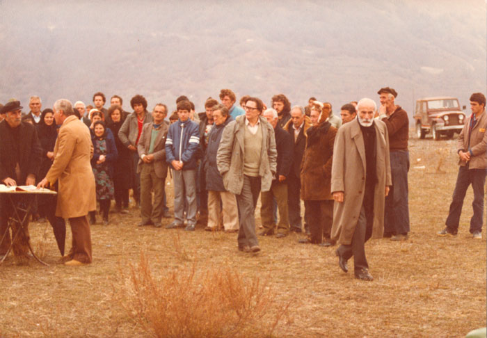 Manos&nbsp;Katrakis&nbsp;und&nbsp;Mitarbeitende&nbsp;während&nbsp;der&nbsp;Dreharbeiten&nbsp;zum&nbsp;Film&nbsp;«Reise&nbsp;nach&nbsp;Kithera»,&nbsp;1983