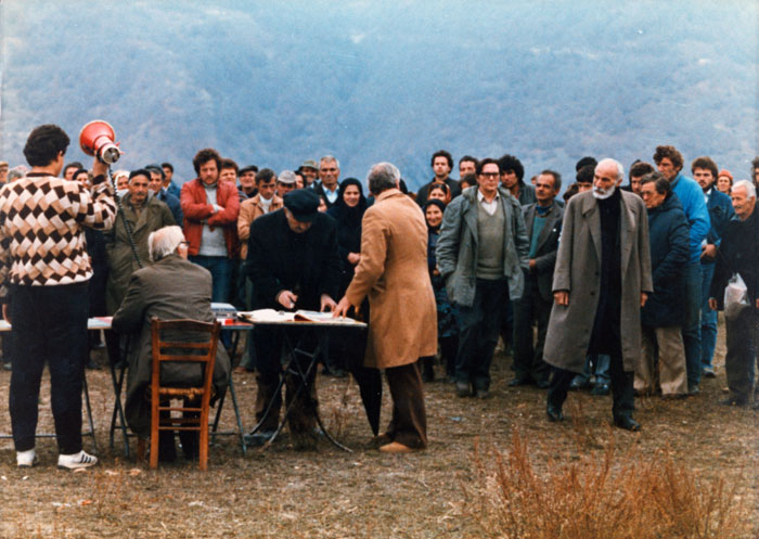 Manos&nbsp;Katrakis&nbsp;und&nbsp;Mitarbeitende&nbsp;während&nbsp;der&nbsp;Dreharbeiten&nbsp;zum&nbsp;Film&nbsp;«Reise&nbsp;nach&nbsp;Kithera»,&nbsp;1983