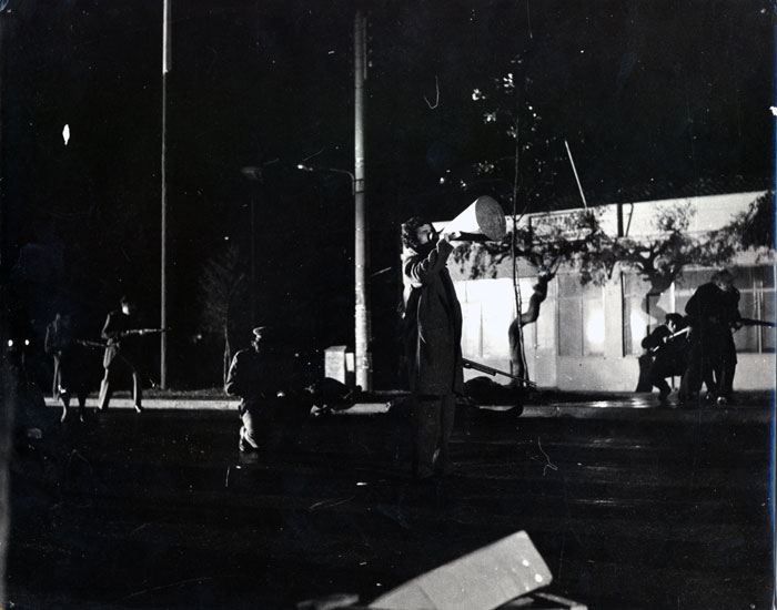 &nbsp;&nbsp;Ο&nbsp;Θανάσης&nbsp;Αρβανίτης&nbsp;(;)&nbsp;και&nbsp;άλλα&nbsp;μέλη&nbsp;του&nbsp;συνεργείου&nbsp;κατά&nbsp;τη&nbsp;διάρκεια&nbsp;των&nbsp;γυρισμάτων&nbsp;της&nbsp;ταινίας&nbsp;«Μέρες&nbsp;του&nbsp;’36»,&nbsp;1972