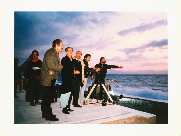 &nbsp;&nbsp;Συνεργάτες&nbsp;του&nbsp;Θόδωρου&nbsp;Αγγελόπουλου&nbsp;κατά&nbsp;τη&nbsp;διάρκεια&nbsp;των&nbsp;γυρισμάτων&nbsp;της&nbsp;ταινίας&nbsp;«Μια&nbsp;αιωνιότητα&nbsp;και&nbsp;μια&nbsp;μέρα»,&nbsp;1998