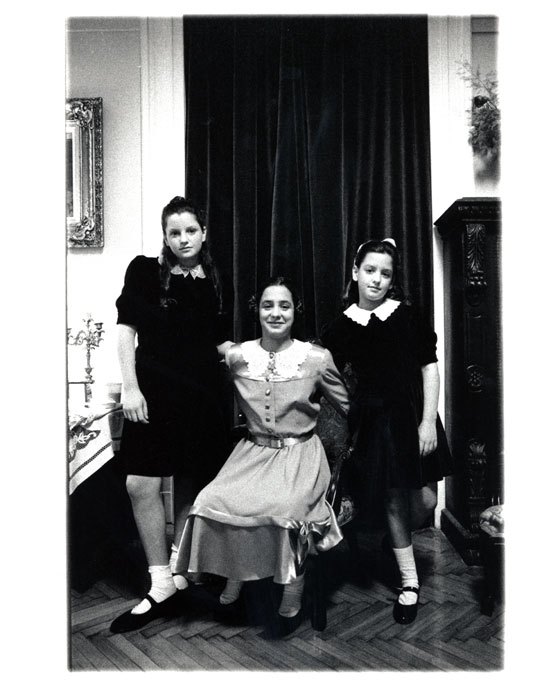 &nbsp;&nbsp;Οι&nbsp;κόρες&nbsp;του&nbsp;Θόδωρου&nbsp;Αγγελόπουλου&nbsp;κατά&nbsp;τη&nbsp;διάρκεια&nbsp;των&nbsp;γυρισμάτων&nbsp;της&nbsp;ταινίας&nbsp;«Το&nbsp;βλέμμα&nbsp;του&nbsp;Οδυσσέα»,&nbsp;1995