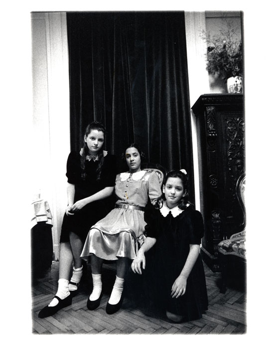 &nbsp;&nbsp;Οι&nbsp;κόρες&nbsp;του&nbsp;Θόδωρου&nbsp;Αγγελόπουλου&nbsp;κατά&nbsp;τη&nbsp;διάρκεια&nbsp;των&nbsp;γυρισμάτων&nbsp;της&nbsp;ταινίας&nbsp;ο&nbsp;βλέμμα&nbsp;του&nbsp;Οδυσσέα»,&nbsp;1995