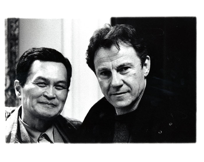 Harvey&nbsp;Keitel&nbsp;und&nbsp;Hayao&nbsp;Shibata&nbsp;während&nbsp;der&nbsp;Dreharbeiten&nbsp;zum&nbsp;Film&nbsp;&nbsp;«Der&nbsp;Blick&nbsp;des&nbsp;Odysseus»,&nbsp;1995.