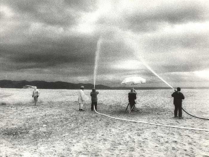 &nbsp;&nbsp;Συνεργάτες&nbsp;του&nbsp;Θόδωρου&nbsp;Αγγελόπουλου&nbsp;«δημιουργούν&nbsp;βροχή»&nbsp;κατά&nbsp;τη&nbsp;διάρκεια&nbsp;των&nbsp;γυρισμάτων&nbsp;της&nbsp;ταινίας&nbsp;«Μια&nbsp;αιωνιότητα&nbsp;και&nbsp;μια&nbsp;μέρα»&nbsp;για&nbsp;τις&nbsp;ανάγκες&nbsp;της&nbsp;ταινίας,&nbsp;Maria&nbsp;Giannopoulou,&nbsp;1998