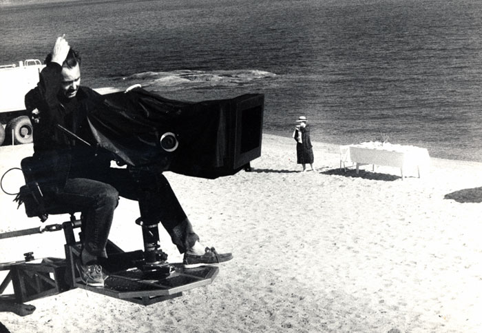 &nbsp;&nbsp;Ο&nbsp;Ανδρέας&nbsp;Σινάνος&nbsp;κατά&nbsp;τη&nbsp;διάρκεια&nbsp;των&nbsp;γυρισμάτων&nbsp;της&nbsp;ταινίας&nbsp;«Μια&nbsp;αιωνιότητα&nbsp;και&nbsp;μια&nbsp;μέρα»&nbsp;για&nbsp;τις&nbsp;ανάγκες&nbsp;της&nbsp;ταινίας,&nbsp;Maria&nbsp;Giannopoulou,&nbsp;1998