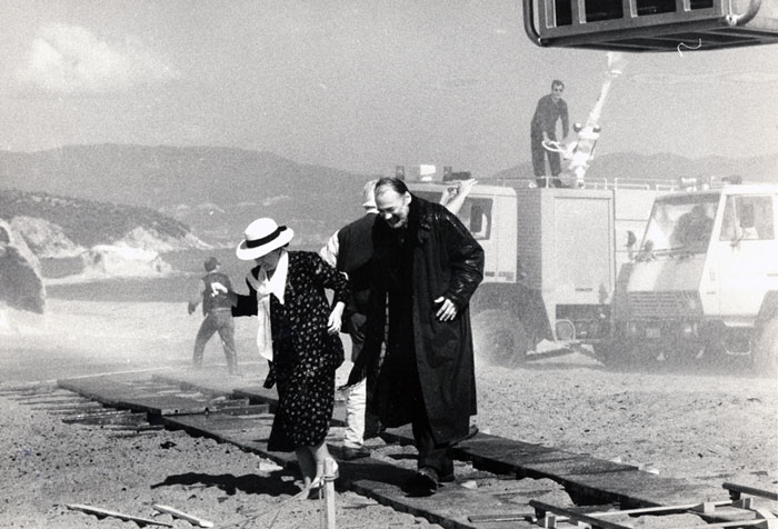 &nbsp;&nbsp;Ο&nbsp;Bruno&nbsp;Ganz&nbsp;και&nbsp;άλλοι&nbsp;συνεργάτες&nbsp;του&nbsp;Θόδωρου&nbsp;Αγγελόπουλου&nbsp;κατά&nbsp;τη&nbsp;διάρκεια&nbsp;των&nbsp;γυρισμάτων&nbsp;της&nbsp;ταινίας&nbsp;«Μια&nbsp;αιωνιότητα&nbsp;και&nbsp;μια&nbsp;μέρα»&nbsp;για&nbsp;τις&nbsp;ανάγκες&nbsp;της&nbsp;ταινίας,&nbsp;Maria&nbsp;Giannopoulou,&nbsp;1998