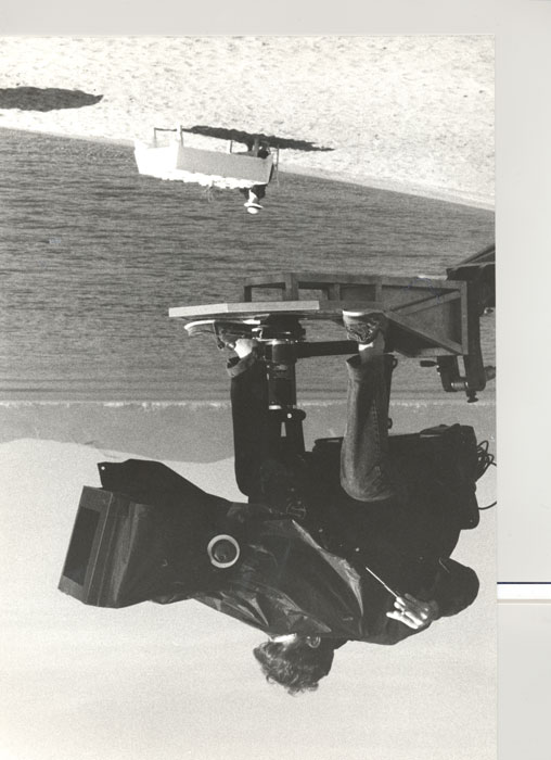 &nbsp;&nbsp;Ο&nbsp;Ανδρέας&nbsp;Σινάνος&nbsp;κατά&nbsp;τη&nbsp;διάρκεια&nbsp;των&nbsp;γυρισμάτων&nbsp;της&nbsp;ταινίας&nbsp;«Μια&nbsp;αιωνιότητα&nbsp;και&nbsp;μια&nbsp;μέρα»&nbsp;για&nbsp;τις&nbsp;ανάγκες&nbsp;της&nbsp;ταινίας,&nbsp;Maria&nbsp;Giannopoulou,&nbsp;1998