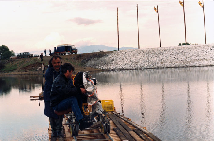 &nbsp;&nbsp;Συνεργάτες&nbsp;του&nbsp;Θόδωρου&nbsp;Αγγελόπουλου&nbsp;κατά&nbsp;τη&nbsp;διάρκεια&nbsp;των&nbsp;γυρισμάτων&nbsp;της&nbsp;ταινίας&nbsp;«Το&nbsp;μετέωρο&nbsp;βήμα&nbsp;του&nbsp;πελαργού»,&nbsp;1991