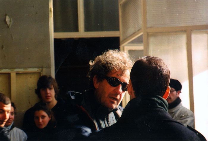 &nbsp;&nbsp;Συνεργάτες&nbsp;του&nbsp;Θόδωρου&nbsp;Αγγελόπουλου&nbsp;κατά&nbsp;τη&nbsp;διάρκεια&nbsp;των&nbsp;γυρισμάτων&nbsp;της&nbsp;ταινίας&nbsp;«Το&nbsp;λιβάδι&nbsp;που&nbsp;δακρύζει»,&nbsp;2004