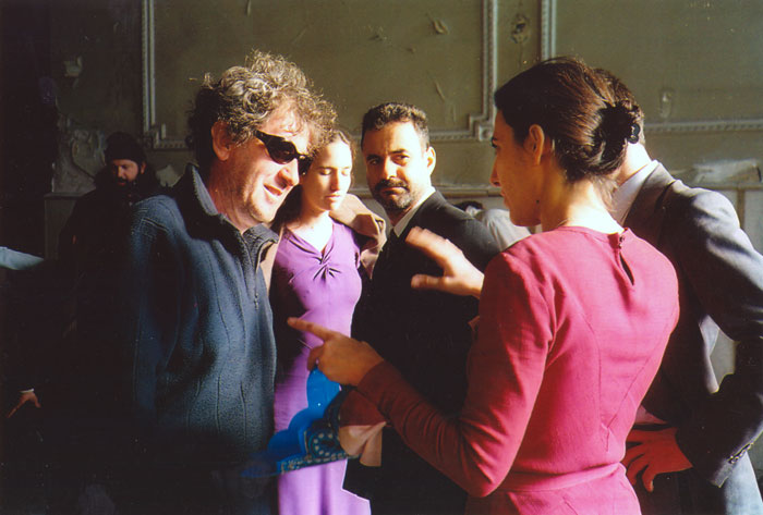 &nbsp;&nbsp;Συνεργάτες&nbsp;του&nbsp;Θόδωρου&nbsp;Αγγελόπουλου&nbsp;κατά&nbsp;τη&nbsp;διάρκεια&nbsp;των&nbsp;γυρισμάτων&nbsp;της&nbsp;ταινίας&nbsp;«Το&nbsp;λιβάδι&nbsp;που&nbsp;δακρύζει»,&nbsp;2004