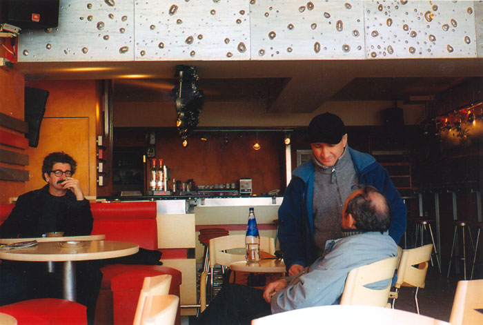 &nbsp;&nbsp;Συνεργάτες&nbsp;του&nbsp;Θόδωρου&nbsp;Αγγελόπουλου&nbsp;κατά&nbsp;τη&nbsp;διάρκεια&nbsp;των&nbsp;γυρισμάτων&nbsp;της&nbsp;ταινίας&nbsp;«Το&nbsp;λιβάδι&nbsp;που&nbsp;δακρύζει»,&nbsp;2004