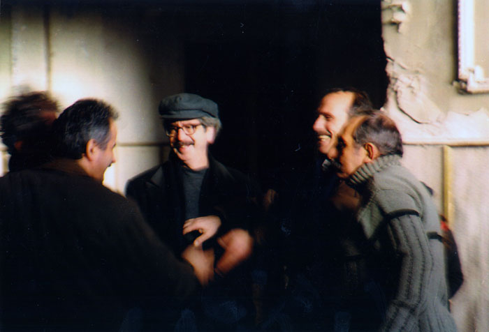 &nbsp;&nbsp;Συνεργάτες&nbsp;του&nbsp;Θόδωρου&nbsp;Αγγελόπουλου&nbsp;κατά&nbsp;τη&nbsp;διάρκεια&nbsp;των&nbsp;γυρισμάτων&nbsp;της&nbsp;ταινίας&nbsp;«Το&nbsp;λιβάδι&nbsp;που&nbsp;δακρύζει»,&nbsp;2004