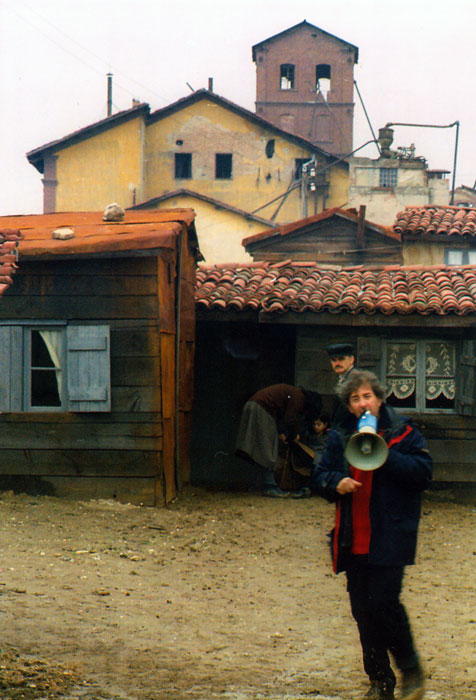 &nbsp;&nbsp;Συνεργάτες&nbsp;του&nbsp;Θόδωρου&nbsp;Αγγελόπουλου&nbsp;κατά&nbsp;τη&nbsp;διάρκεια&nbsp;των&nbsp;γυρισμάτων&nbsp;της&nbsp;ταινίας&nbsp;«Το&nbsp;λιβάδι&nbsp;που&nbsp;δακρύζει»,&nbsp;2004