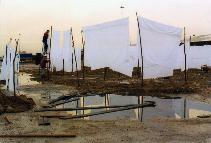 &nbsp;&nbsp;Συνεργάτες&nbsp;του&nbsp;Θόδωρου&nbsp;Αγγελόπουλου&nbsp;κατά&nbsp;τη&nbsp;διάρκεια&nbsp;των&nbsp;γυρισμάτων&nbsp;της&nbsp;ταινίας&nbsp;«Το&nbsp;λιβάδι&nbsp;που&nbsp;δακρύζει»,&nbsp;2004