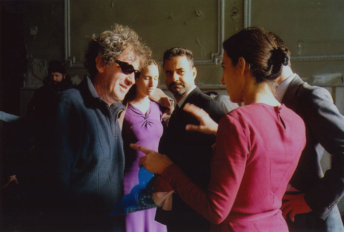 &nbsp;&nbsp;Συνεργάτες&nbsp;του&nbsp;Θόδωρου&nbsp;Αγγελόπουλου&nbsp;κατά&nbsp;τη&nbsp;διάρκεια&nbsp;των&nbsp;γυρισμάτων&nbsp;της&nbsp;ταινίας&nbsp;«Το&nbsp;λιβάδι&nbsp;που&nbsp;δακρύζει»,&nbsp;2004