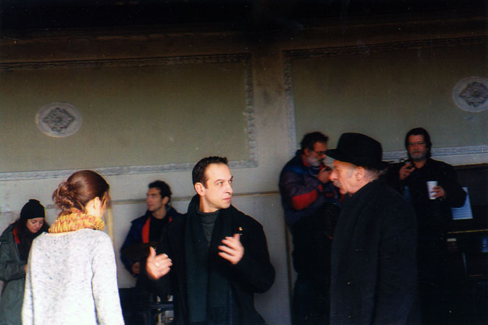 &nbsp;&nbsp;Συνεργάτες&nbsp;του&nbsp;Θόδωρου&nbsp;Αγγελόπουλου&nbsp;κατά&nbsp;τη&nbsp;διάρκεια&nbsp;των&nbsp;γυρισμάτων&nbsp;της&nbsp;ταινίας&nbsp;«Το&nbsp;λιβάδι&nbsp;που&nbsp;δακρύζει»,&nbsp;2004