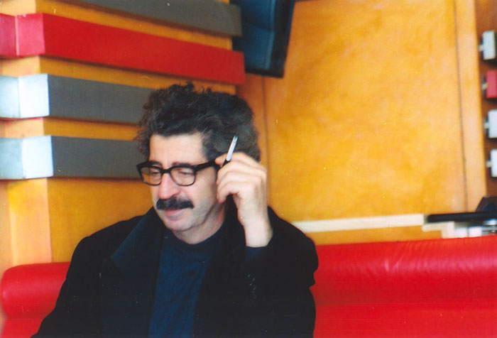 &nbsp;&nbsp;Ο&nbsp;...&nbsp;σε&nbsp;διάλειμμα&nbsp;από&nbsp;τα&nbsp;γυρίσματα&nbsp;της&nbsp;ταινίας&nbsp;«Το&nbsp;λιβάδι&nbsp;που&nbsp;δακρύζει»,&nbsp;2004