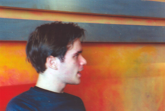 &nbsp;&nbsp;Ο&nbsp;Νίκος&nbsp;Πουρσανίδης&nbsp;κατά&nbsp;τη&nbsp;διάρκεια&nbsp;των&nbsp;γυρισμάτων&nbsp;της&nbsp;ταινίας&nbsp;«Το&nbsp;λιβάδι&nbsp;που&nbsp;δακρύζει»,&nbsp;2004